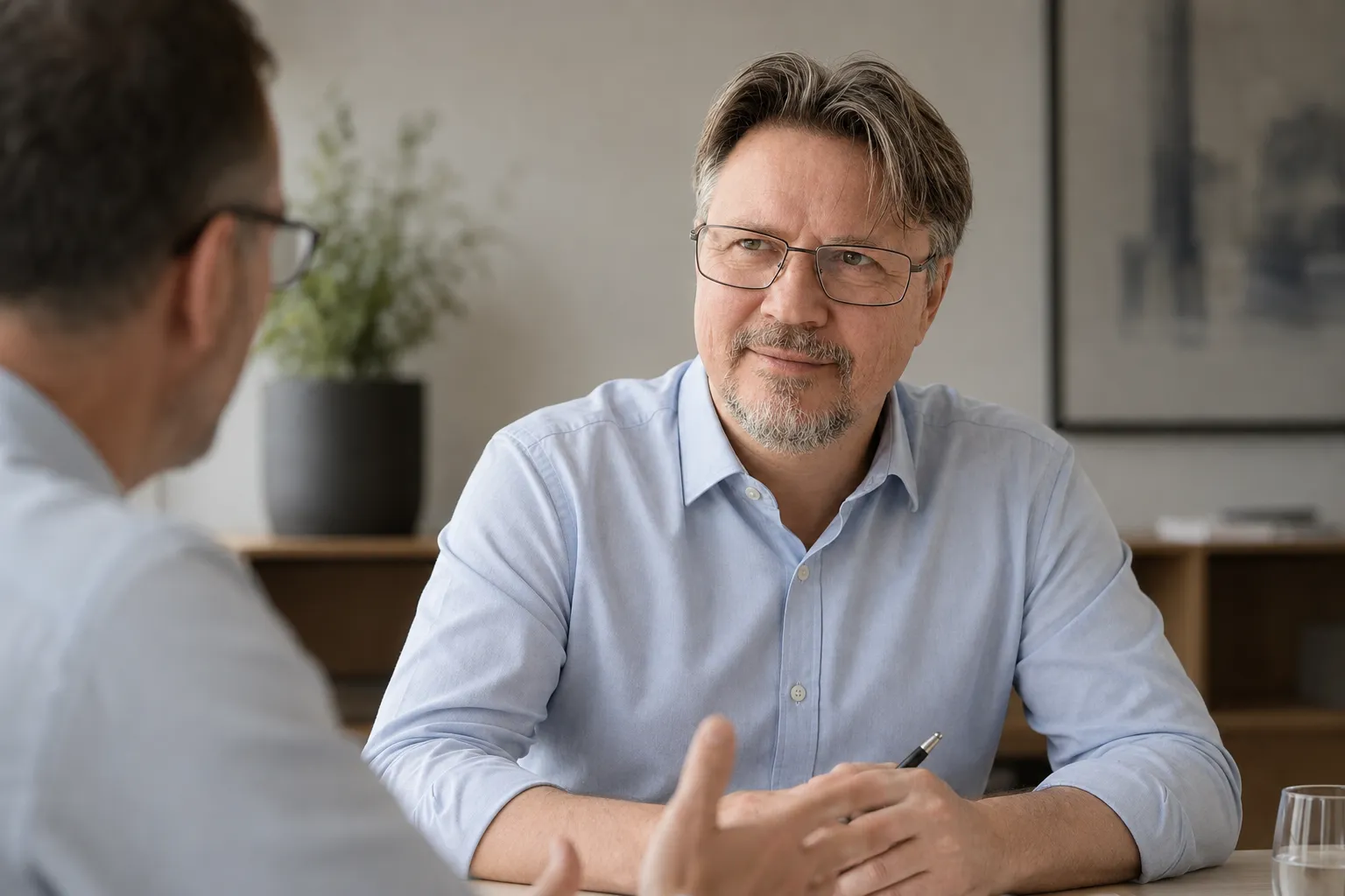 Jörg Parzl im Gespräch mit einem Unternehmer